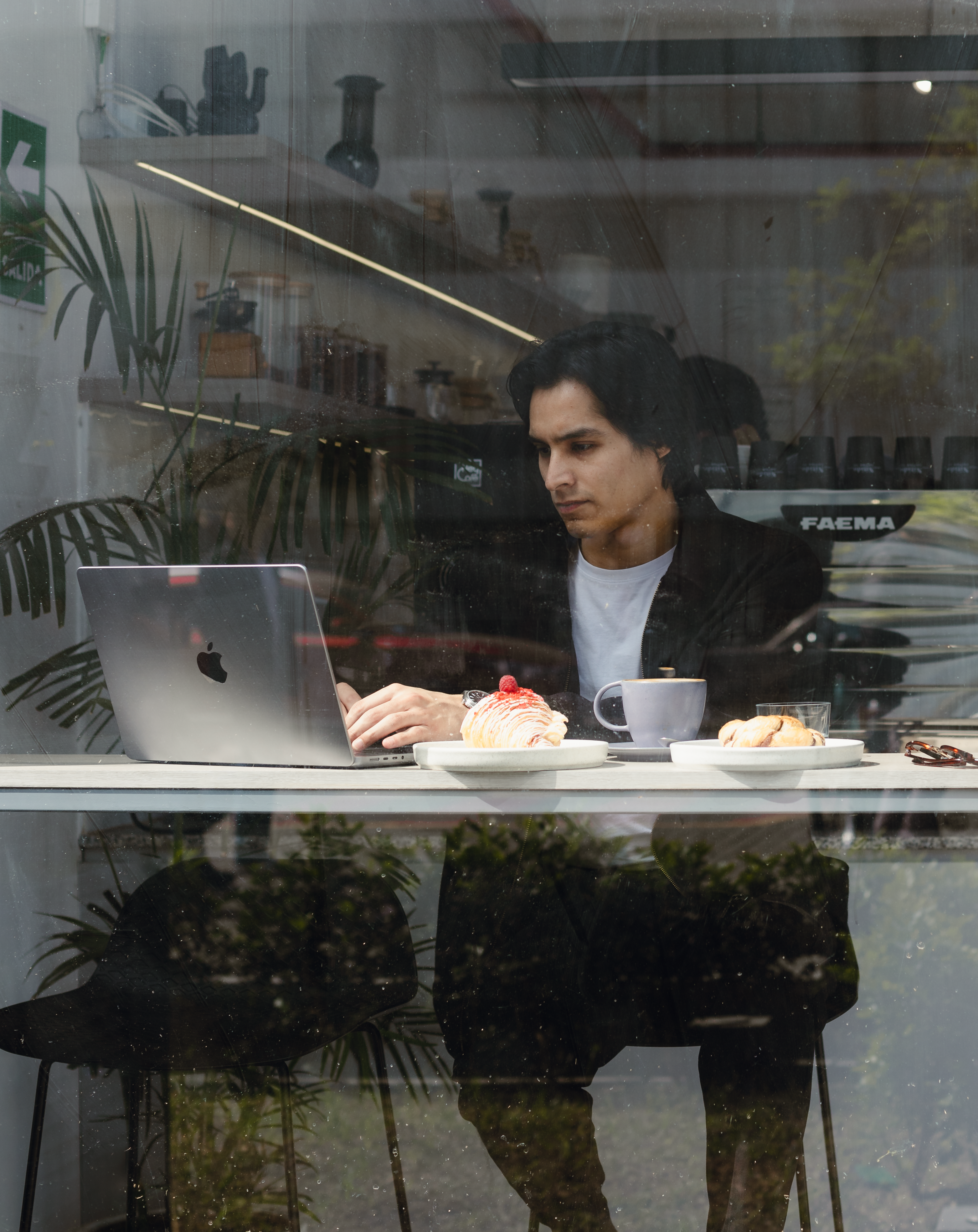 Cafetería para trabajar con laptop en San Isidro