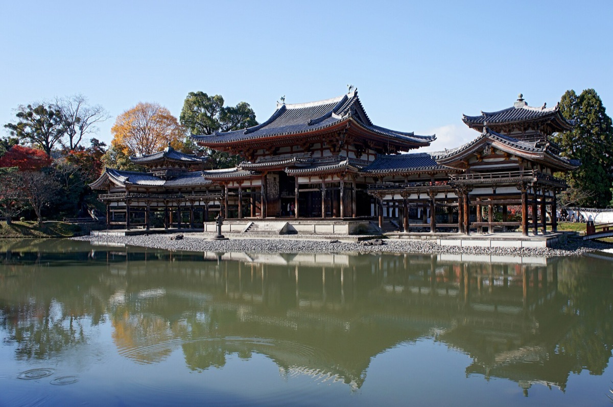 Pabellón del Fénix del templo Byōdō-in reflejado en el estanque, Uji